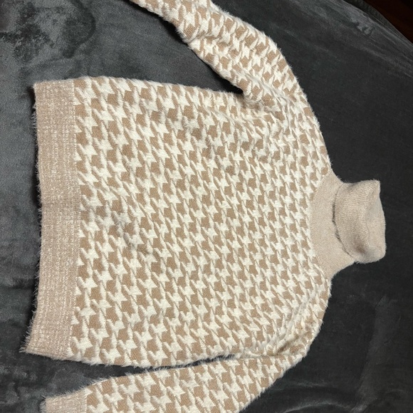 Kut from the Kloth - tan/white turtle neck houndstooth sweater - Picture 3 of 4